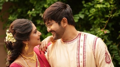 বাগদান ও আশীর্বাদপর্ব সেরে ফেলেছেন সৌরভ ও শুভস্মিতা। বাগদান ও আশীর্বাদপর্ব সেরে ফেলেছেন সৌরভ ও শুভস্মিতা।