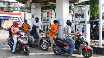 మళ్లీ పెరిగిన పెట్రోల్, డీజిల్ ధరలు.. (Pitamber Newar) మళ్లీ పెరిగిన పెట్రోల్, డీజిల్ ధరలు.. (Pitamber Newar)