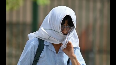 Delhi’s base weather station, Safdarjung, logged a minimum temperature of 32.4°C — six degrees above normal — on Monday (HT) Delhi’s base weather station, Safdarjung, logged a minimum temperature of 32.4°C — six degrees above normal — on Monday (HT)