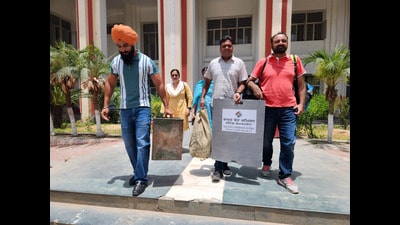 Election staff leaving for their polling stations on the eve of the civic body elections in Bathinda on Monday. (Sanjeev Kumar/HT) Election staff leaving for their polling stations on the eve of the civic body elections in Bathinda on Monday. (Sanjeev Kumar/HT)