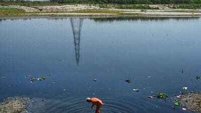 Experts and pollution monitoring agencies have pegged Yamuna’s e-flow requirement at 23 cubic metres per second (cumecs). (Hindustan Times/Vipin Kumar) Experts and pollution monitoring agencies have pegged Yamuna’s e-flow requirement at 23 cubic metres per second (cumecs). (Hindustan Times/Vipin Kumar)