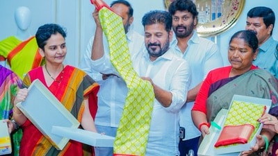 ఇందిరమ్మ చీరల డిజైన్లను పరిశీలిస్తున్న సీఎం రేవంత్ రెడ్డి ఇందిరమ్మ చీరల డిజైన్లను పరిశీలిస్తున్న సీఎం రేవంత్ రెడ్డి