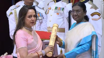 Padma Awards: ధర్మేంద్రకు పద్మ విభూషణ్.. రాష్ట్రపతి చేతుల మీదుగా అందుకున్న హేమా మాలిని.. మమ్ముట్టి, మాధవన్ కూడా.. Padma Awards: ధర్మేంద్రకు పద్మ విభూషణ్.. రాష్ట్రపతి చేతుల మీదుగా అందుకున్న హేమా మాలిని.. మమ్ముట్టి, మాధవన్ కూడా..