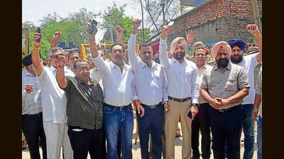 Industrialists protest outside the Punjab Pollution Control Board office in Ludhiana on Monday. (Gurpreet Singh/HT) Industrialists protest outside the Punjab Pollution Control Board office in Ludhiana on Monday. (Gurpreet Singh/HT)
