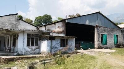 Spread over about 20 kanals (2.5 acres), the Sidhbari Cooperative Tea Factory in Dharamshala began operations in the 1980s, but has been lying defunct for 12 years. (HT Photo) Spread over about 20 kanals (2.5 acres), the Sidhbari Cooperative Tea Factory in Dharamshala began operations in the 1980s, but has been lying defunct for 12 years. (HT Photo)