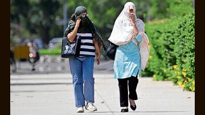 The city on Monday recorded at 42°C. (Gurpreet Singh/HT) The city on Monday recorded at 42°C. (Gurpreet Singh/HT)