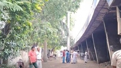 খেলার সময় বাতিস্তম্ভের আলো ভেঙে পড়ল, কলকাতার হেস্টিংসে মৃত্যু ৬ বছরের বালিকার। খেলার সময় বাতিস্তম্ভের আলো ভেঙে পড়ল, কলকাতার হেস্টিংসে মৃত্যু ৬ বছরের বালিকার।