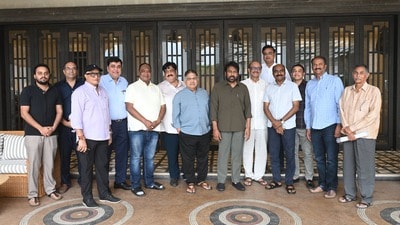 Chiranjeevi: అందరికీ న్యాయం జరుగుతుంది.. మీడియా ముందుకు ఎవరూ వెళ్లొద్దు..: పర్సంటేజ్ మోడల్పై చిరంజీవి Chiranjeevi: అందరికీ న్యాయం జరుగుతుంది.. మీడియా ముందుకు ఎవరూ వెళ్లొద్దు..: పర్సంటేజ్ మోడల్పై చిరంజీవి