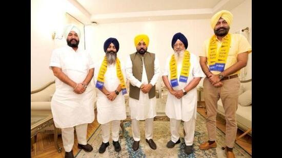 Chief minister Bhagwant Mann welcoming veteran Akali leader Raj Mohinder Singh Majitha (second from right) and Chief Khalsa Diwan member Sukhdip Singh Majitha and another supporter, Heminder Singh Majitha, into the Aam Aadmi Party on Monday. (HT Photo)