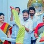 ఇందిరమ్మ చీరల డిజైన్లను పరిశీలిస్తున్న సీఎం రేవంత్ రెడ్డి