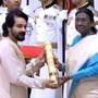 দ্রৌপদী মুর্মুর থেকে পদ্মশ্রী পুরস্কার গ্রহণ করলেন প্রসেনজিৎ