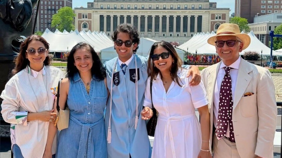 মার্কিন মুলুক থেকে গ্র্যাজুয়েট জুহি-পুত্র, কলম্বিয়াতে পড়াশোনার খরচ পিলে চমকাবে!