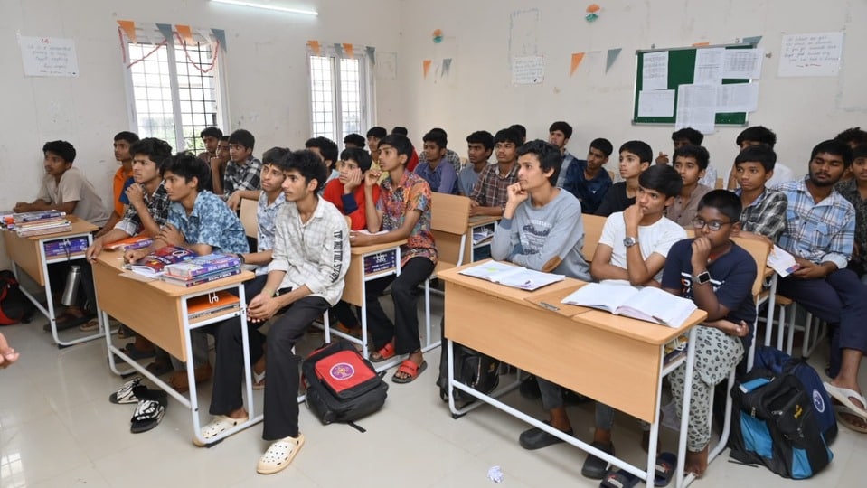 <p>కేవలం రిజిస్ట్రేషన్ మాత్రమే కాకుండా, నచ్చిన కాలేజీలు, కోర్సులను ఎంచుకునేందుకు వెబ్ ఆప్షన్లను కూడా త్వరితగతిన నమోదు చేయాలని స్పష్టం చేస్తున్నారు.</p>