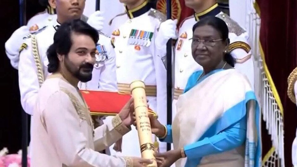 দ্রৌপদী মুর্মুর থেকে পদ্মশ্রী পুরস্কার গ্রহণ করলেন প্রসেনজিৎ