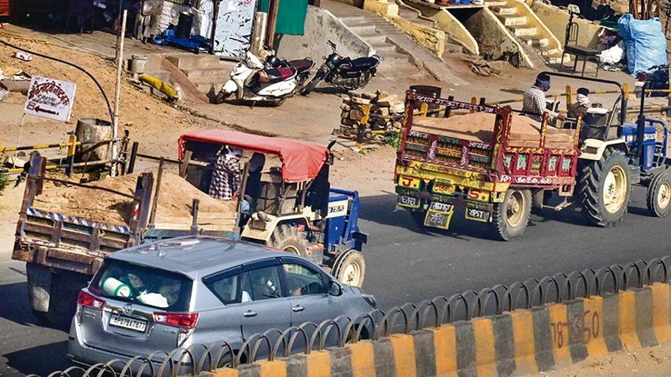 Tractors carrying mined sand on the Dholpur-Morena highway, in Madhya Pradesh (HT Photo/Raj K Raj) Tractors carrying mined sand on the Dholpur-Morena highway, in Madhya Pradesh (HT Photo/Raj K Raj)
