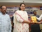Bihar sports and industry minister Shreyasi Singh being honoured during Samwad programme at Bihar Industries Association hall in Patna (SANTOSH KUMAR/HT) Bihar sports and industry minister Shreyasi Singh being honoured during Samwad programme at Bihar Industries Association hall in Patna (SANTOSH KUMAR/HT)