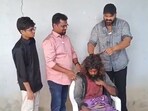 మతిస్థిమితం లేని వ్యక్తికి హెయిర్ కట్ చేస్తున్న మంచు మనోజ్(x)