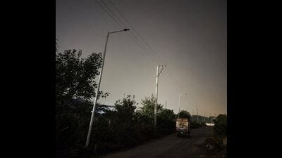 Key roads in sectors 79, 90, 92, 95 and 99A have reportedly remained poorly illuminated for months. (HT) Key roads in sectors 79, 90, 92, 95 and 99A have reportedly remained poorly illuminated for months. (HT)