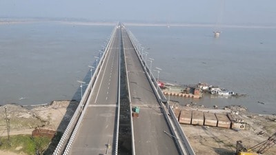 ফরাক্কার নতুন সেতুর একাংশ খুলে দেওয়া হলেও সমস্যার পুরো সমাধান হচ্ছে না। ফরাক্কার নতুন সেতুর একাংশ খুলে দেওয়া হলেও সমস্যার পুরো সমাধান হচ্ছে না।