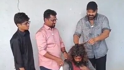 మతిస్థిమితం లేని వ్యక్తికి హెయిర్ కట్ చేస్తున్న మంచు మనోజ్ (x)