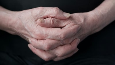 Old people often experience involuntary trembling of their hands. (Pexel) Old people often experience involuntary trembling of their hands. (Pexel)