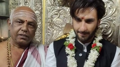Ranveer Singh: కోర్టులో చెప్పినట్లే ఆ ఆలయానికి వెళ్లిన రణ్వీర్ సింగ్.. ఓవైపు నిషేధం, మరోవైపు క్షమాపణ Ranveer Singh: కోర్టులో చెప్పినట్లే ఆ ఆలయానికి వెళ్లిన రణ్వీర్ సింగ్.. ఓవైపు నిషేధం, మరోవైపు క్షమాపణ