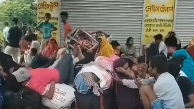 উত্তর ২৪ পরগনার স্বরূপনগরের হাকিমপুর সীমান্তে ফের বহু বাংলাদেশি নাগরিককে জড়ো হতে দেখা গিয়েছে। উত্তর ২৪ পরগনার স্বরূপনগরের হাকিমপুর সীমান্তে ফের বহু বাংলাদেশি নাগরিককে জড়ো হতে দেখা গিয়েছে।