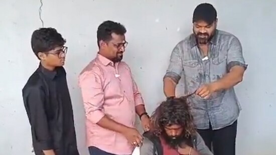 మతిస్థిమితం లేని వ్యక్తికి హెయిర్ కట్ చేస్తున్న మంచు మనోజ్ (x)