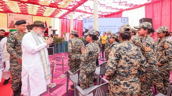 Union home minister Amit Shah interacting with BSF personnel at Sanchu Post in Bikaner, Rajasthan. (HT Photo)