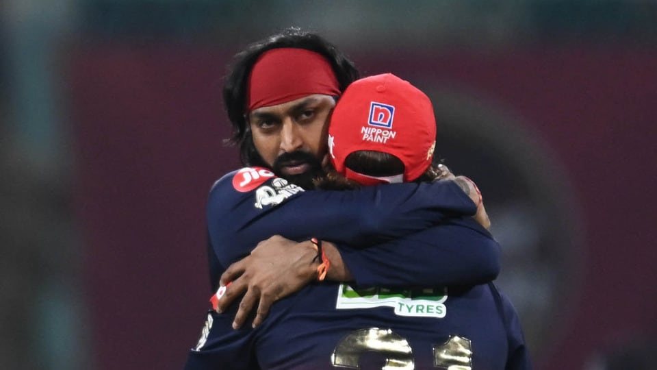 <p><strong>ఆర్సీబీ ప్లేయింగ్ టీమ్ (అంచనా)-</strong> వెంకటేశ్ అయ్యర్, కోహ్లీ, పడిక్కల్, పటీదార్ (కెప్టెన్), జితేశ్​ శర్మ, టిమ్ డేవిడ్, రోమియో షెపర్డ్, కృణాల్ పాండ్యా, భువనేశ్వర్ కుమార్, రసిఖ్ సలామ్ ధర్, జాష్​ హేజిల్​వుడ్, సుయాశ్ శర్మ/ జాకోబ్ డభీ</p>
