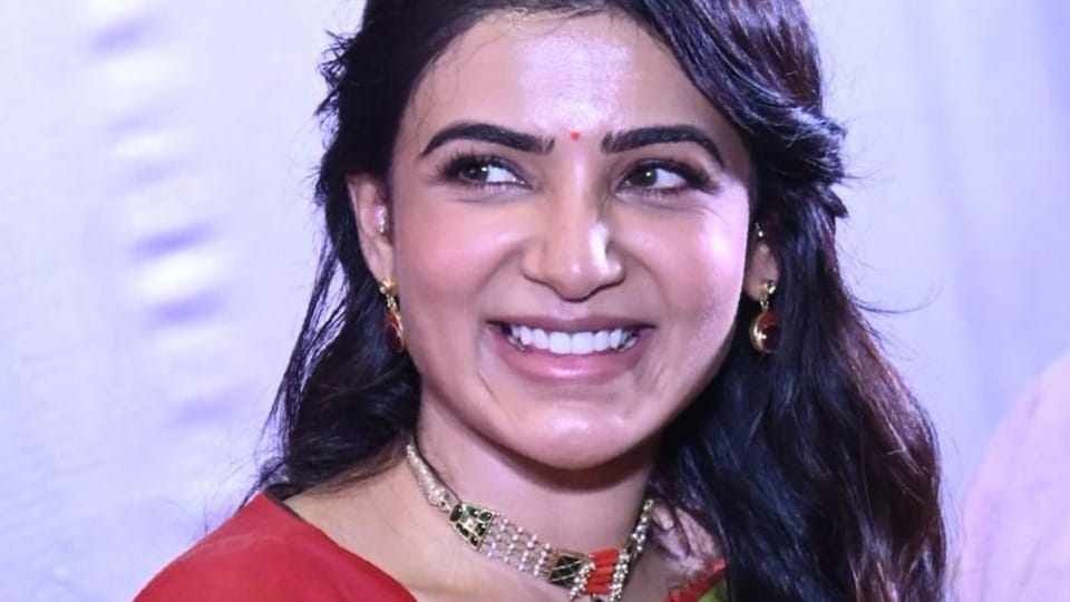 మా ఇంటి బంగారం ట్రైలర్ లాంఛ్ ఈవెంట్లో సమంతకు ప్రపోజ్ చేసిన ఫ్యాన్