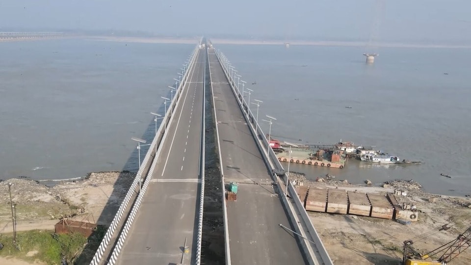 ফরাক্কার নতুন সেতুর একাংশ খুলে দেওয়া হলেও সমস্যার পুরো সমাধান হচ্ছে না।