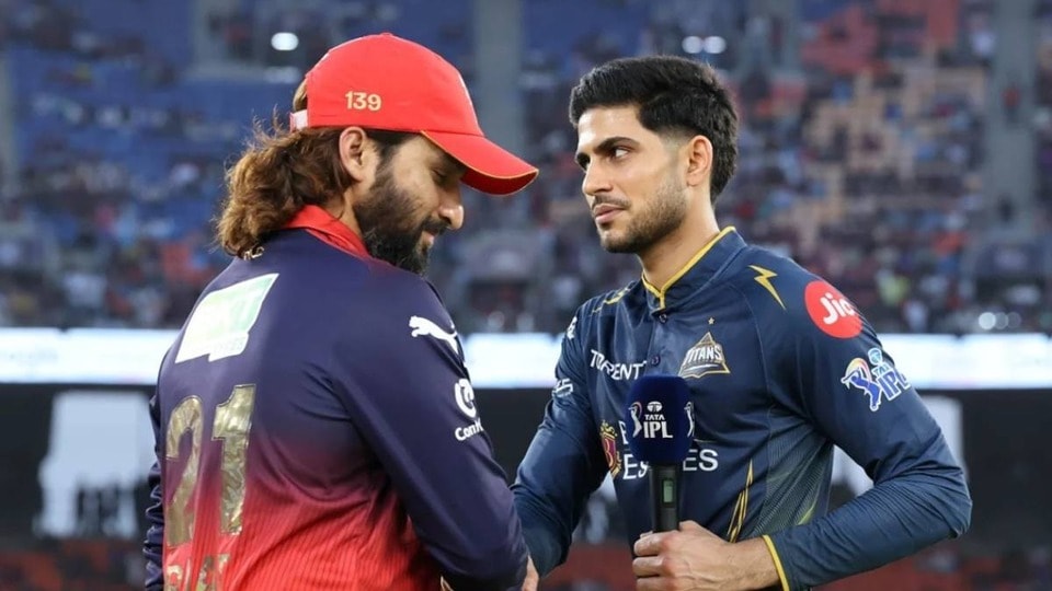 <p>ఐపీఎల్​లో ఆర్సీబీ, జీటీలు ఇప్పటివరకు మొత్తం 8సార్లు తలపడ్డాయి. ఇందులో రాయల్​ ఛాలెంజర్స్​ బెంగళూరు నాలుగుసార్లు, గుజరాత్​ టైటాన్స్​ నాలుగుసార్లు గెలిచాయి. అందుకే నేటి మ్యాచ్​ సమవుజ్జీల మధ్య పోరుగా మారింది. కాగా ఆసక్తికర విషయం ఏంటంటే.. క్వాలిఫైయర్​ 1లో గెలిచిన టీమే 12సార్లు ఐపీఎల్​ ట్రోఫీని దక్కించుకుంది. అంతేకాదు, గత 8 సీజన్లుగా ఇదే జరుగుతూ వస్తుండటం గమనార్హం.</p>