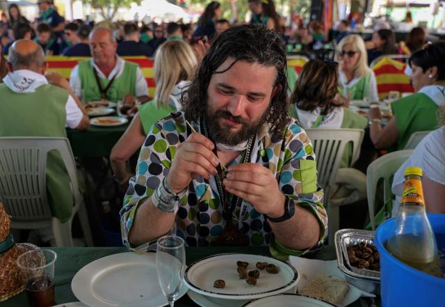 A participant, Joan Vicente, 34, prepares a snail to relish it. (Photo: Amy McConaghy/REUTERS) A participant, Joan Vicente, 34, prepares a snail to relish it. (Photo: Amy McConaghy/REUTERS)