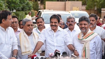 సిద్దరామయ్య, డీకేలతో కలిసి కాంగ్రెస్ నేత కేసీ వేణుగోపాల్ మీడియా సమావేశం (PTI) సిద్దరామయ్య, డీకేలతో కలిసి కాంగ్రెస్ నేత కేసీ వేణుగోపాల్ మీడియా సమావేశం (PTI)