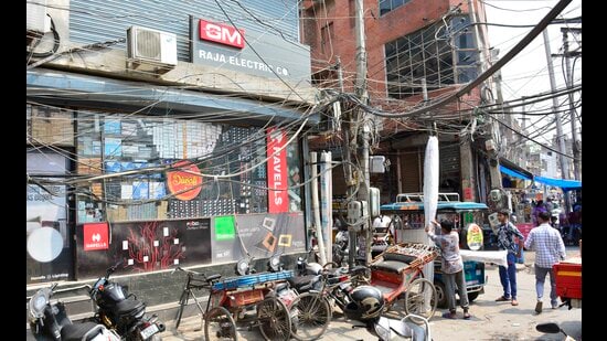 Low-lying wires in narrow areas in Ludhiana. (Gurpreet Singh/HT)