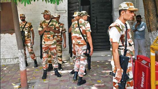 On May 23, around 50 ITBP personnel arrived at the Kanpur police commissionerate in over a dozen vehicles in support of constable Vikas Singh whose mother lost her right arm allegedly due to medical negligence (FILE PHOTO)