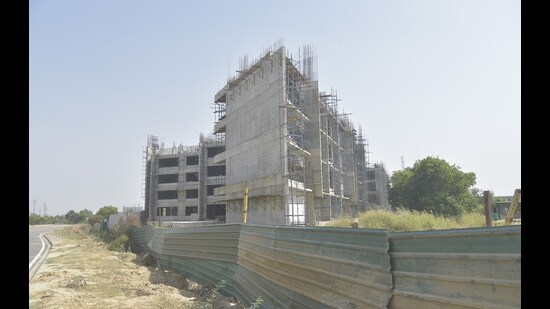 The police said the workers were digging a foundation when the debris fell and they got buried. (Sakbi Ali/HT Photo)