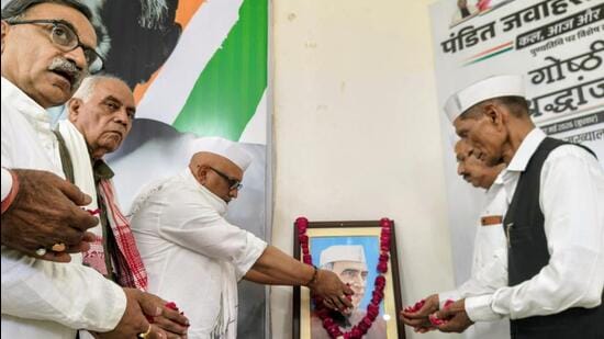 Tributes being paid to Jawaharlal Nehru during a programme in Lucknow. (Sourced)