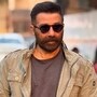 পাপারাজ্জিদের সামনে পোজ দিয়ে ছবি তুললেন সানির স্ত্রী পূজা