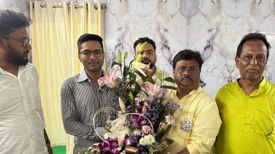 তৃণমূল কংগ্রেস বিধায়ক দিলীপ মণ্ডলকে ধরল পুলিশ। (ফাইল ছবি, সৌজন্যে ফেসবুক Dilip Mondal)