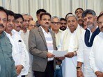గవర్నర్‌ సెక్రటరీకి రాజీనామా సమర్పించిన కర్ణాటక ముఖ్యమంత్రి సిద్ధరామయ్య (Lok Bhavan)