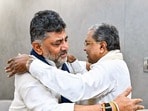 డీకే శివకుమార్‌ను ఆలింగనం చేసుకుంటున్న సిద్దరామయ్య (@INCKarnataka)