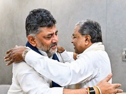 డీకే శివకుమార్‌ను ఆలింగనం చేసుకుంటున్న సిద్దరామయ్య 