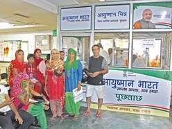 ২০১১ সালের সমাজ-অর্থনৈতিক ও জাতিগত জনগণনা বা SECC ডেটার ভিত্তিতে আয়ষ্মান ভারতের উপভোক্তাদের নির্বাচন করা হয়। 