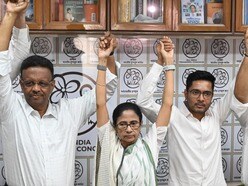 কলকাতা পুরসভার ১০৮ নম্বর ওয়ার্ডের কাউন্সিলর দাবি করেন, সুভাশিস চক্রবর্তী এবং দেবাশিস কুমারের সামনেই নাকি ফিরহাদ হাকিমকে তিনি বলেছিলেন, 'চলো আমরা সবাই মিলে পদত্যাগ করি।'