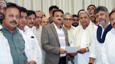 గవర్నర్ సెక్రటరీకి రాజీనామా సమర్పించిన కర్ణాటక ముఖ్యమంత్రి సిద్ధరామయ్య (Lok Bhavan) గవర్నర్ సెక్రటరీకి రాజీనామా సమర్పించిన కర్ణాటక ముఖ్యమంత్రి సిద్ధరామయ్య (Lok Bhavan)