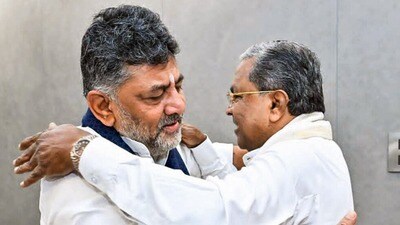 డీకే శివకుమార్ను ఆలింగనం చేసుకుంటున్న సిద్దరామయ్య (@INCKarnataka) డీకే శివకుమార్ను ఆలింగనం చేసుకుంటున్న సిద్దరామయ్య (@INCKarnataka)