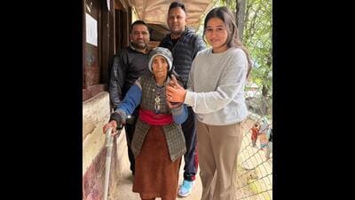An elderly voter at a polling station in Rohru, Shimla. (Deepak Sansta/HT) An elderly voter at a polling station in Rohru, Shimla. (Deepak Sansta/HT)