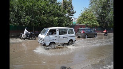 Civic officials linked the issue to a damaged master sewer line, while NHAI said repair work is expected to finish within a month. (Parveen Kumar/HT)